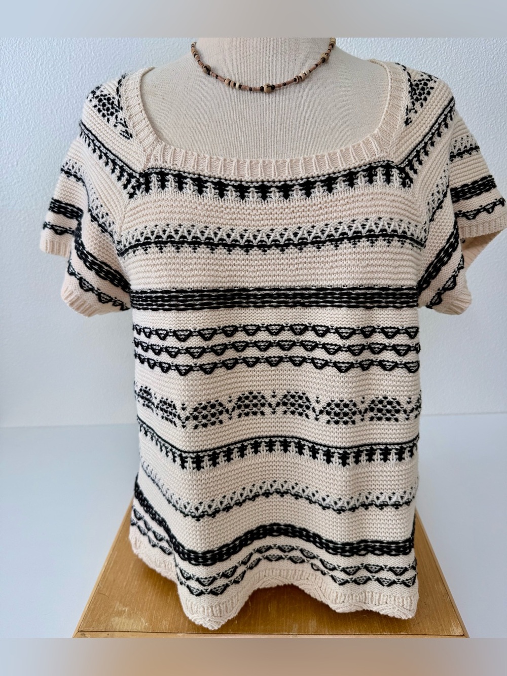 a.n.a Short Sleeve Knit Sweater Cream Black Fair Isle Geometric Scalloped Hem L